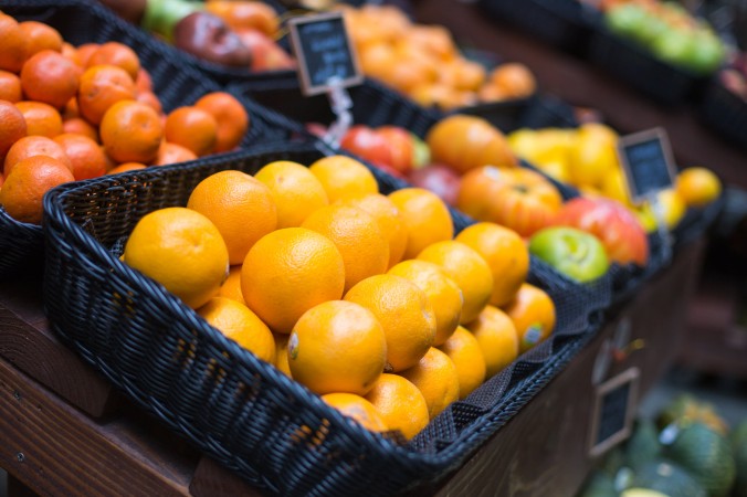 fresh-oranges-on-small-farmers-market-picjumbo-com